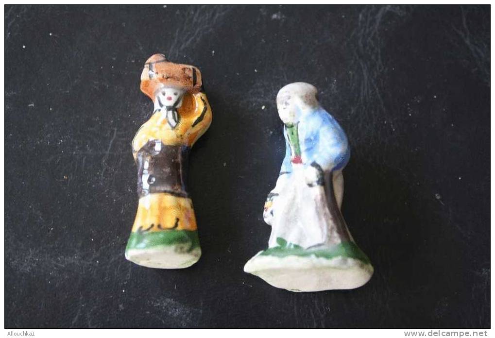 2 FEVES -FIGURINES - PETITS OBJETS DE VITRINE OU DECORATION POUR LA CRECHE -COUPLE - Santons