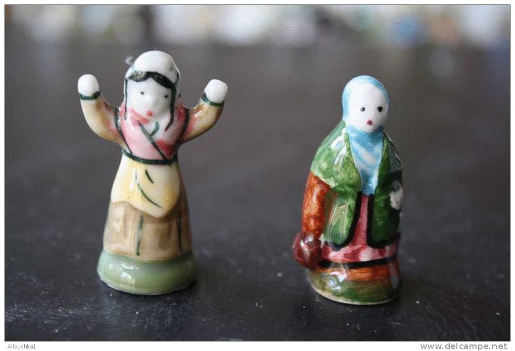 2 FEVES -FIGURINES - PETITS OBJETS DE VITRINE OU DECORATION POUR LA CRECHE -COUPLE - Santons