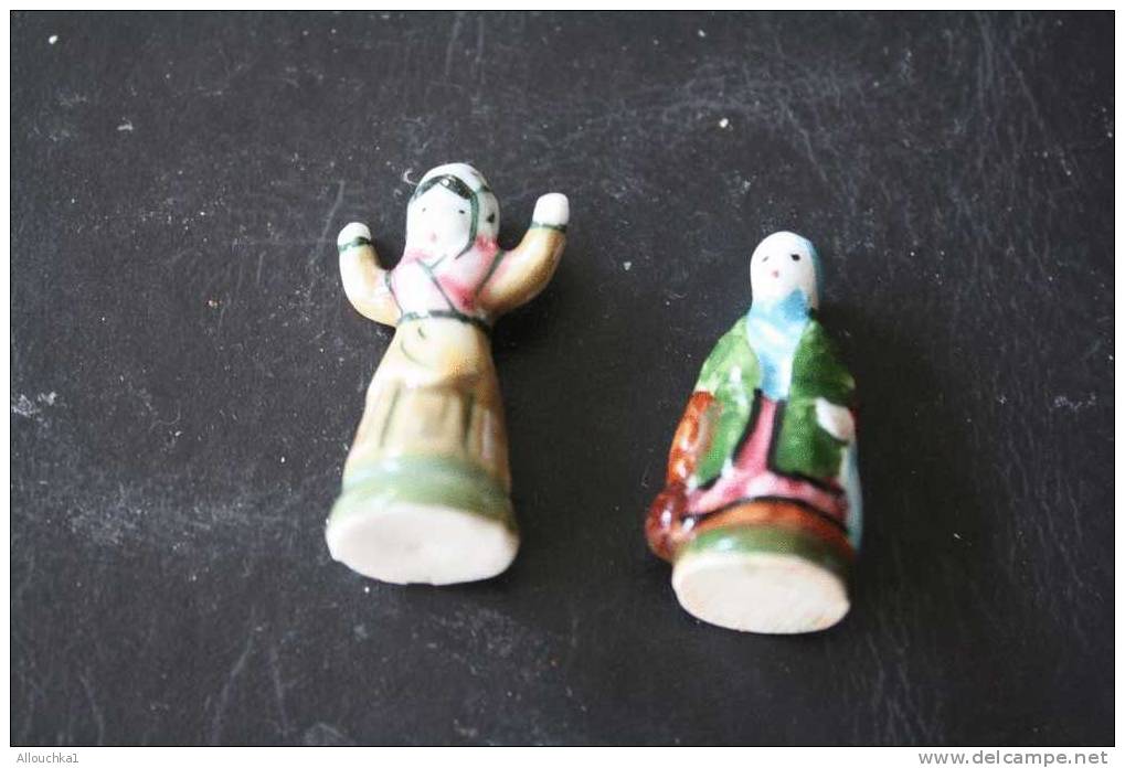 2 FEVES -FIGURINES - PETITS OBJETS DE VITRINE OU DECORATION POUR LA CRECHE -COUPLE - Santini