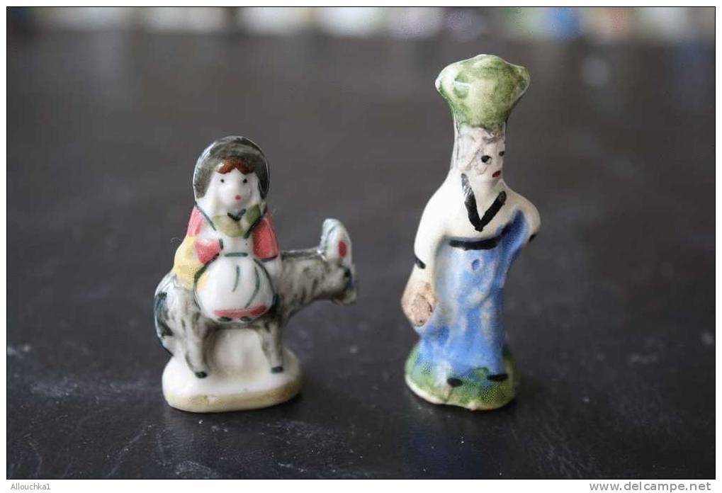 2 FEVES -FIGURINES - PETITS OBJETS DE VITRINE OU DECORATION POUR LA CRECHE -COUPLE-ANE- - Santons