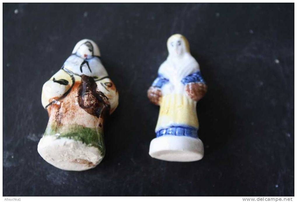 2 FEVES -FIGURINES - PETITS OBJETS DE VITRINE OU DECORATION POUR LA CRECHE -COUPLE- - Santons