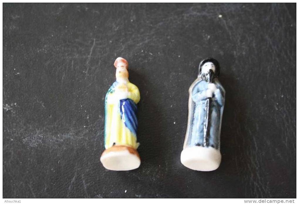 2  FEVES -FIGURINES - PETITS OBJETS DE VITRINE OU DECORATION POUR LA CRECHE -SANTON -COUPLE - Santons