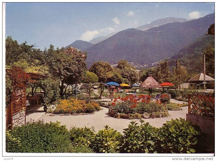 ALLEMONT EN OISANS -  Hôtel Restaurant  GINIES - Le Bar Extérieur Et Le Parc Vus De La Salle à Manger - Allemont