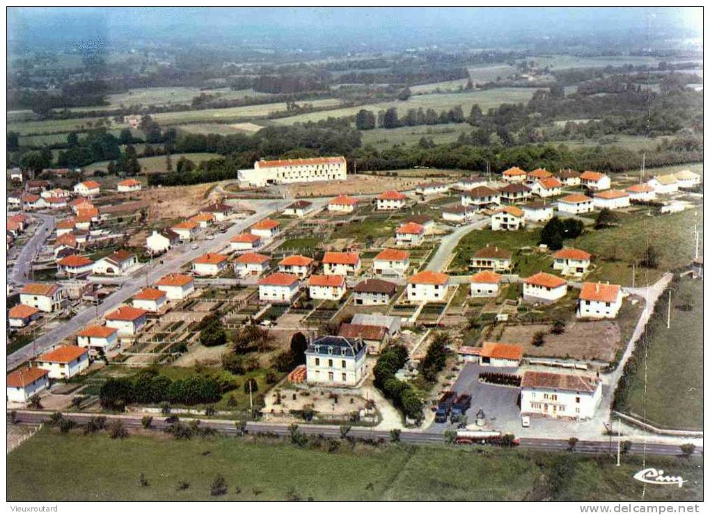 CPSM. CHALUS. VUE AERIENNE AVEC LA MAISON DE RETRAITE AU FOND. DATEE 1976. - Chalus