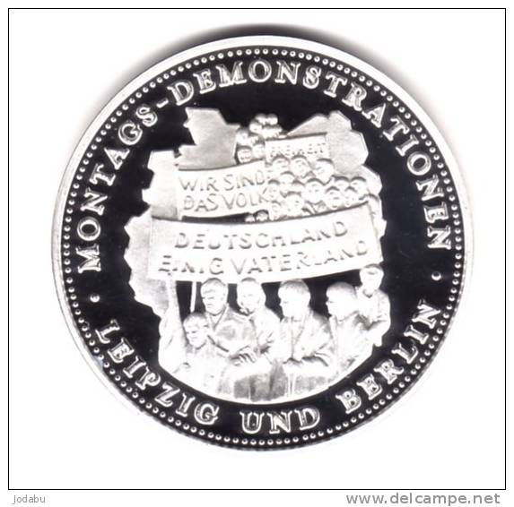 Médaille -    Réénufication De L'allemagne-  Leifzig..berlin..40mm... - Andere & Zonder Classificatie