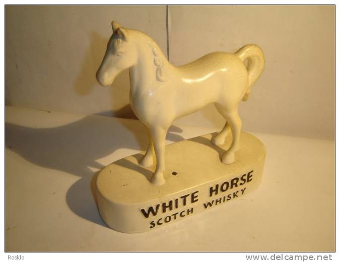 PUBLICITE  ANCIENNE WHISKY  WHITE HORSE 23CM / CHEVAL EN PORCELAINE  / EPOQUE 1950 / TRES BEL ETAT - Alcools