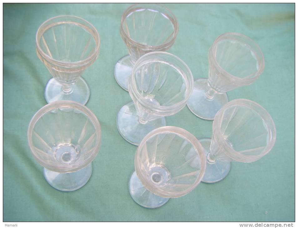 Lot De 7 Verres Anciens -bulles Dans Le Verrehauteur 10.2 Cm Diametre 6 Cm  -notez  2 Verres Semblent Plus Petits - Verres