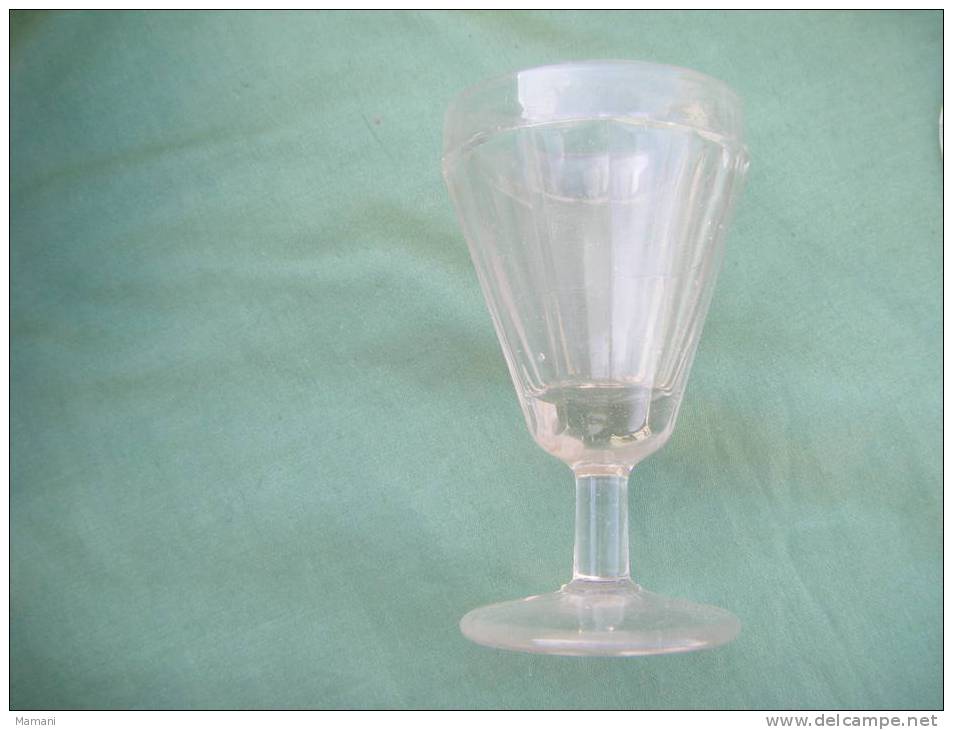 Lot De 7 Verres Anciens -bulles Dans Le Verrehauteur 10.2 Cm Diametre 6 Cm  -notez  2 Verres Semblent Plus Petits - Glazen