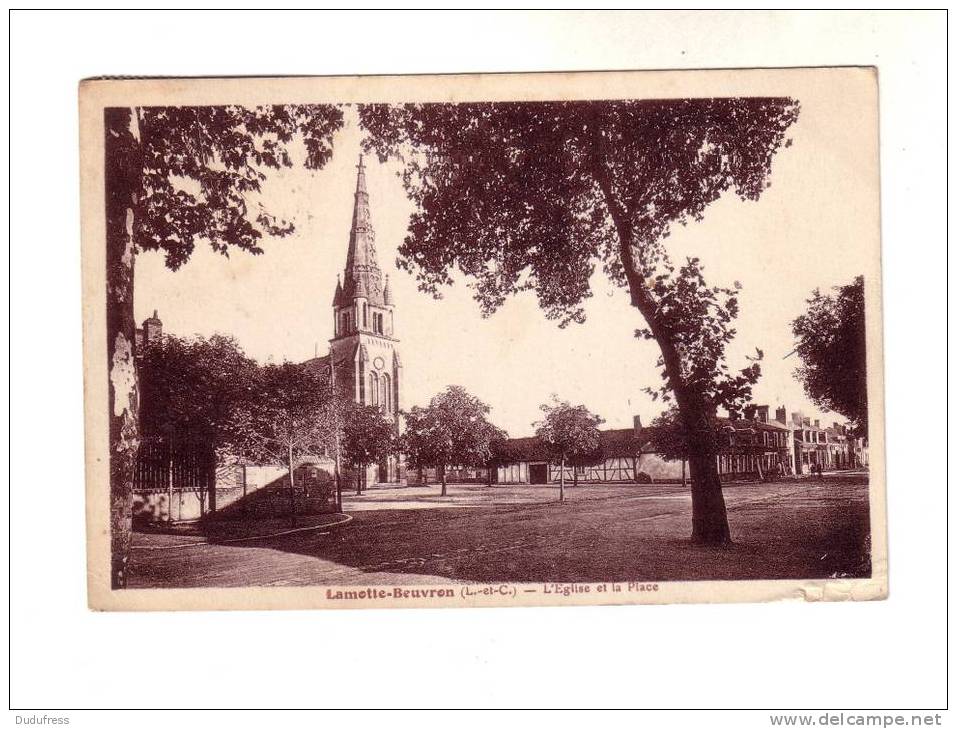 LAMOTTE BEUVRON    L EGLISE ET LA PLACE - Lamotte Beuvron