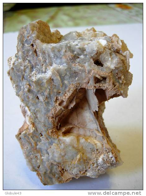 QUARTZ A EMPREINTE D'OCTAEDRE ET OCTAEDRE DE FLUORINE TRANSFORME EN QUARTZ 9 X 7 Cm AUROUZE - Minerales