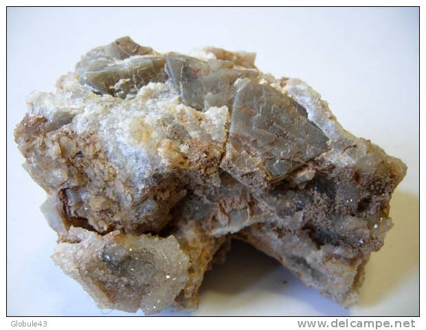 QUARTZ A EMPREINTE D'OCTAEDRE ET OCTAEDRE DE FLUORINE TRANSFORME EN QUARTZ 9 X 7 Cm AUROUZE - Minerals