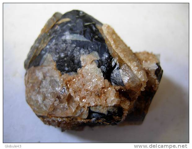 OCTAEDRE DE FLUORINE ET QUELQUES CUBES SUR LE COTE 4,5 X 3,5 Cm MARSANGES - Minerales