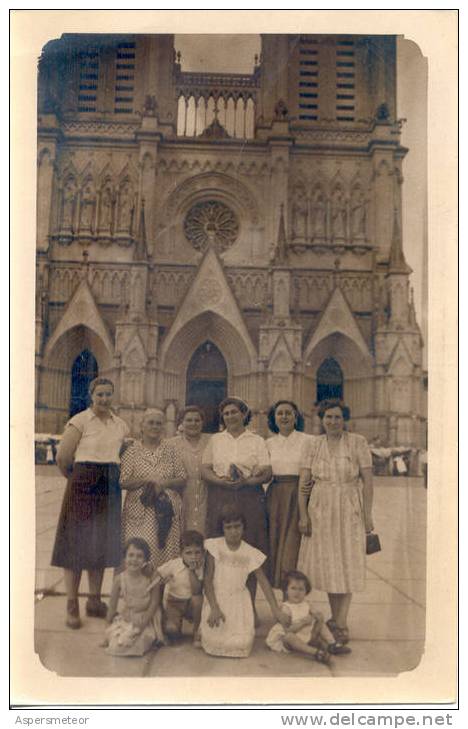 ARGENTINA, BUENOS AIRES - FAMILIA NUMEROSA FRENTE A LA BASILICA DE LUJAN - FOTOGRAFIA CUAC - Fotografía