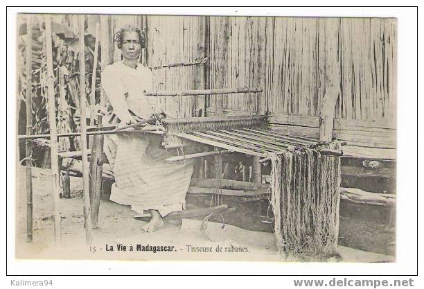 ETHNOGRAPHIE  AFRICAINE  /  " LA  VIE  À  MADAGASCAR " ( N° 15 ) /  TISSEUSE  DE  RABANES ( Métier à Tisser En Bambous ) - Madagascar