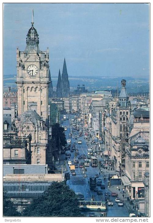 Scotland Colour Picture Postcard Of Princes Street In Edinburgh - Churches & Cathedrals