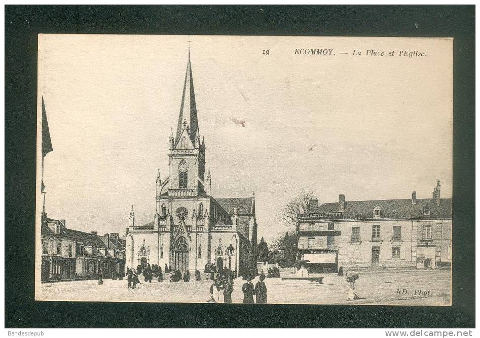 Ecommoy (72) - La Place Et L' Eglise ( Animée ND Phot 19 ) - Ecommoy