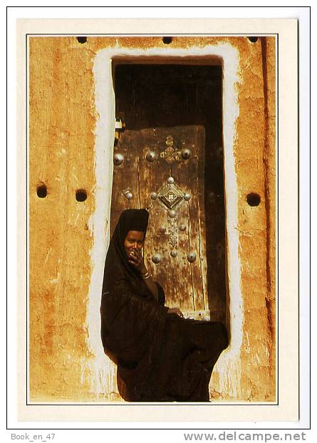 {31959} Mauritanie Mauritaninne Assise Sur Le Pas De Sa Porte à Oualata ; Animée - Mauretanien