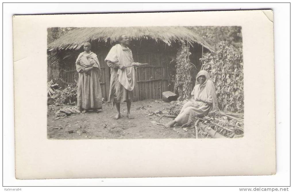 ETHIOPIE  ( Abyssinie ) /  ADDIS-ABEBA  /  INDIGÈNE  ET  SES  DEUX  FEMMES  PYGMEES  ?  ( écrite En Russe ) - Ethiopië