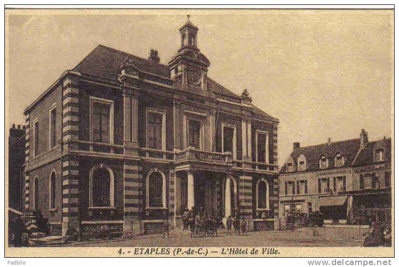 Carte Postale 62.  Etaples-sur-mer  L'hotel De Ville Animée Trés Beau Plan - Etaples