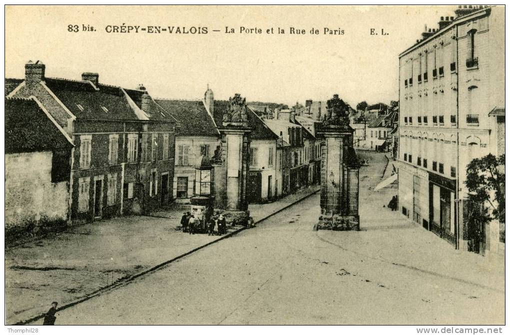 CREPY-EN-VALOIS - La Porte Et La Rue De PARIS. Petite Animation Devant Un Kiosque. CARTE NEUVE - Crepy En Valois