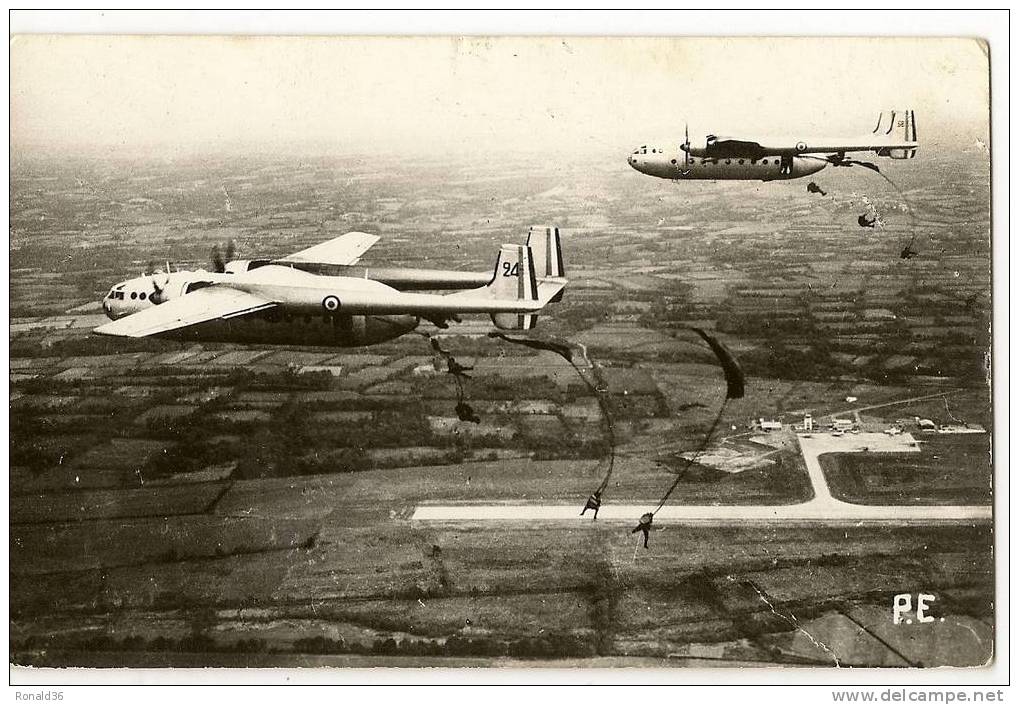 Cp Aviation Avion Noratlas Et Largage De Parachutistes Vue Aérienne Aéroport Militaire PAU 64 Base école De Parachutiste - Parachutespringen