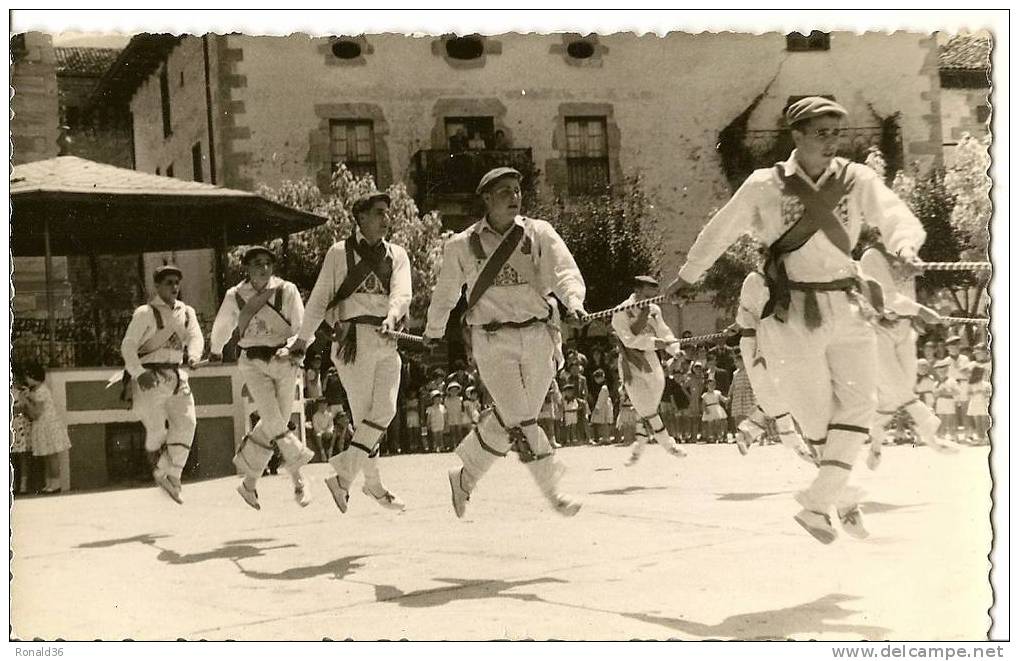 Cp Espagne : Danseurs Sur Une Place Public , Fête , Kiosque( TELLECHEA Photo LESACA) Carte Photo - Álava (Vitoria)