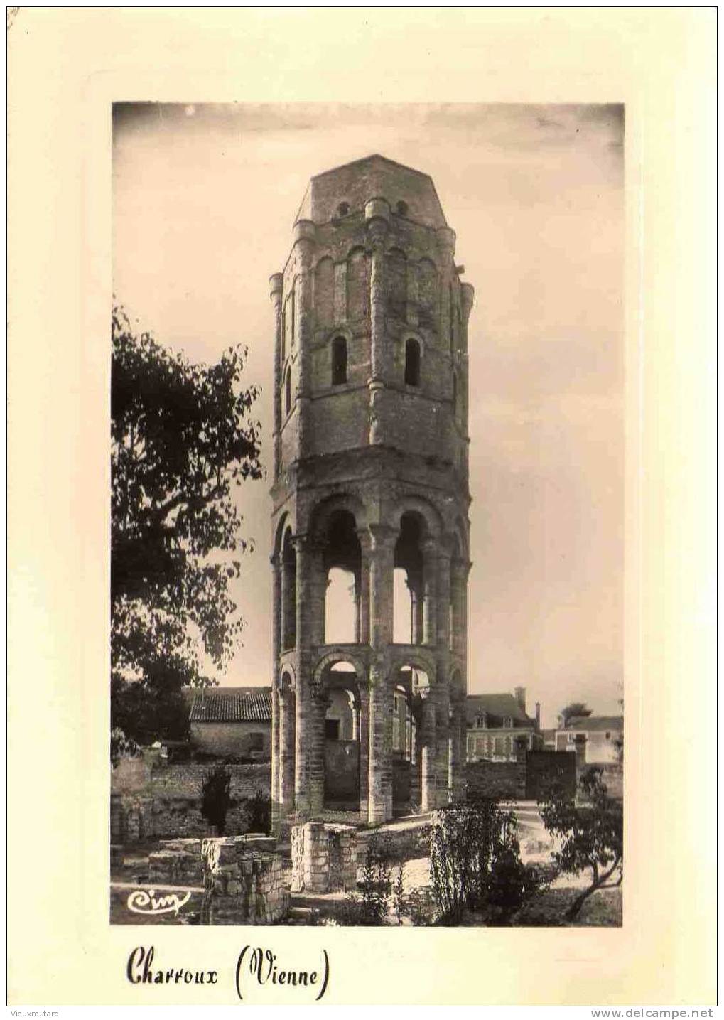 CPSM. CHARROUX. LA TOUR DITE DE CHARLEMAGNE DE L'ANCIENNE EGLISE ABBATIALE. DENTELLEE. - Charroux