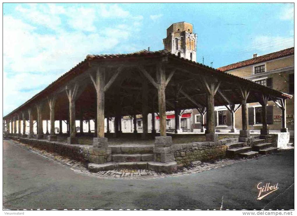 CPSM. CHARROUX.  LES VIEILLES HALLES ET TOUR CHARLEMAGNE. DATEE 1967. DENTELLEE. - Charroux