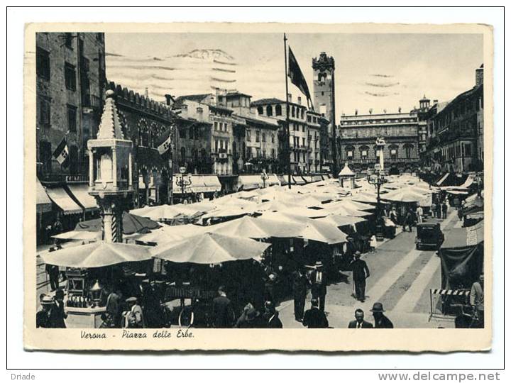 CARTOLINA FORMATO GRANDE DI VERONA PIAZZA DELLE ERBE ANIMATA VIAGGIATA ANNO 1941 - Verona