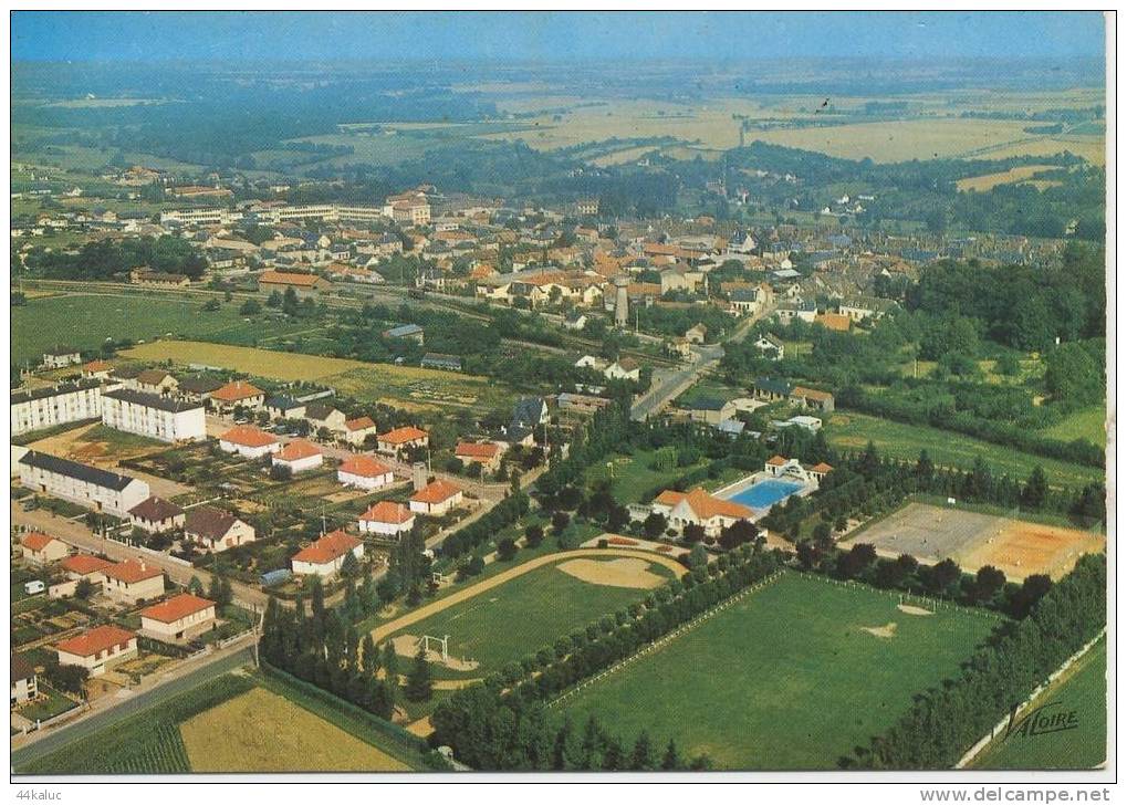 Courtenay Vue Aérienne Piscine Et Stade - Courtenay