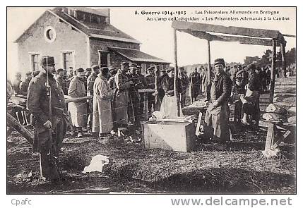 Carte 1914 -les Prisonniers Allemands à La Cantine Au Camp De Coetquidan - Guer Coetquidan