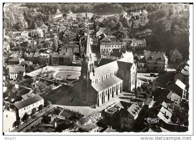 57 - MOSELLE - FORBACH - Vue Aérienne , L'église Paroissiale -  DENTELEE - Forbach