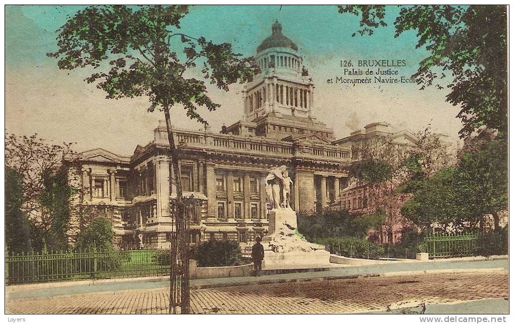 126. BRUXELLES. Palais De Justice Et Monument Navire-Ecole. - Monumenten, Gebouwen