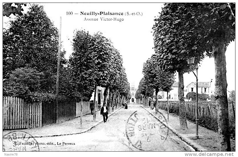 93 Cpa Neuilly Plaisance   Passant Avenue Victor Hugo - Neuilly Plaisance