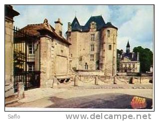 CPM 02 Vic Sur Aisne : Donjon Du Château Et Mairie - Vic Sur Aisne