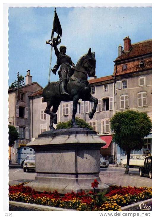 Cpm 88 VOSGES   Mirecourt   Place Statue De Jeanne D Arc - Mirecourt