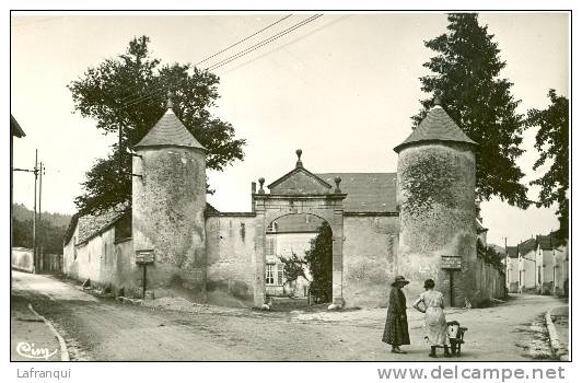 HAUTE MARNE -ref 52120  - Cpsm Petit Format   - Doulaincourt - Entree Du Chateau De Montrol  -carte Bon Etat - - Doulaincourt