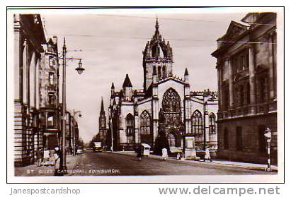 Real Photo EDINBURGH - St. Giles Cathedral And Animated Street C1940s   SCOTLAND - Midlothian/ Edinburgh