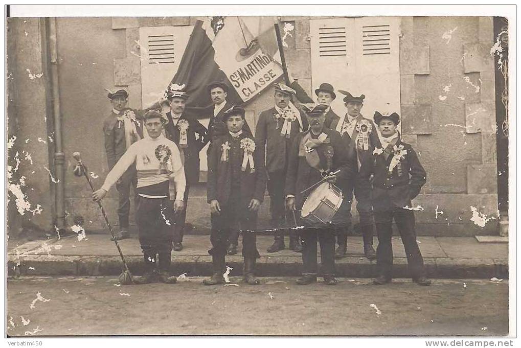 17..ST MARTIN DE RE..CARTE PHOTO DE CONSCRITS..1911..BIEN REGARDER LE SCAN CAR TRACES DE GRATTAGES.. - Saint-Martin-de-Ré