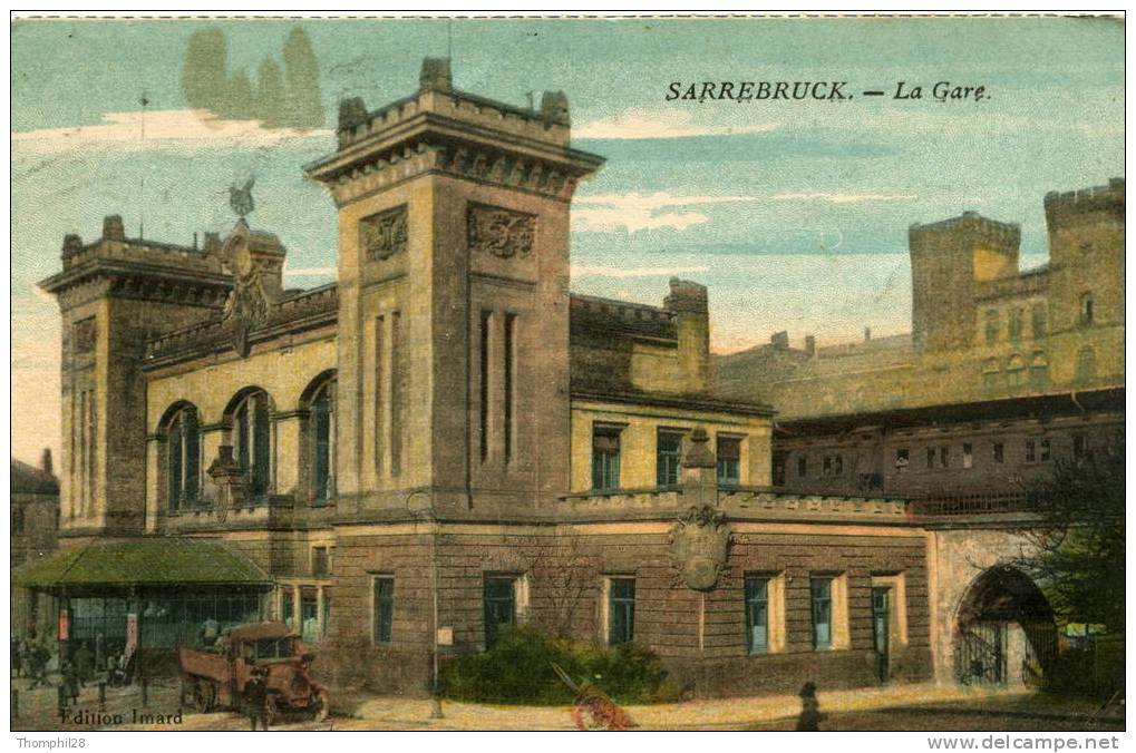 SARREBRUCK - La Gare - Animation Avec Petit Camion Devant L´entrée Et Personnages. Carte Colorisée. - Saarbruecken