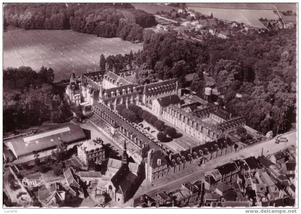 VILLERS COTTERETS  -  N° 3589  -    Le Château - Vue Aérienne - Villers Cotterets