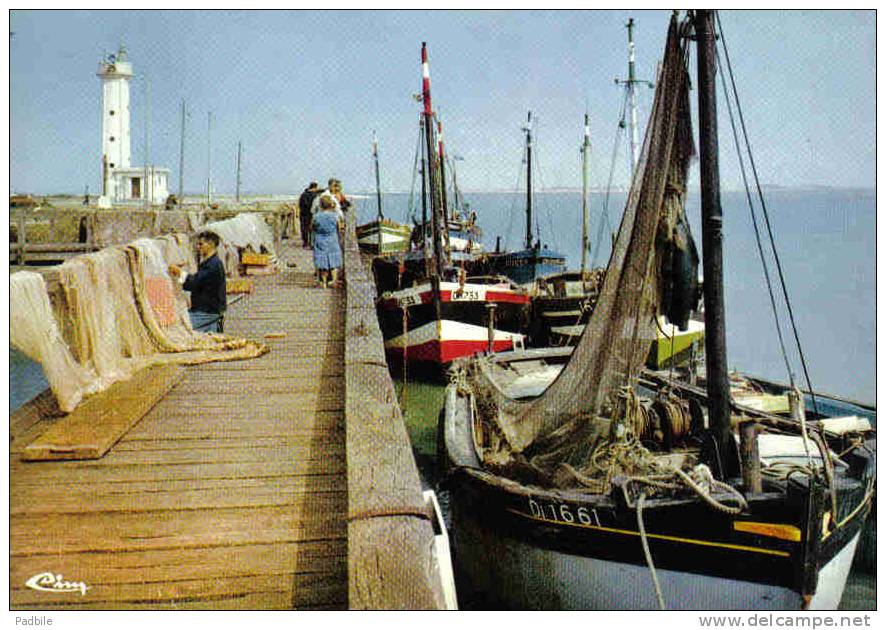 Carte Postale 80. Le Hourdel Flottille De Pêche  Le Port Et Le Phare  Trés Beau Plan - Le Hourdel