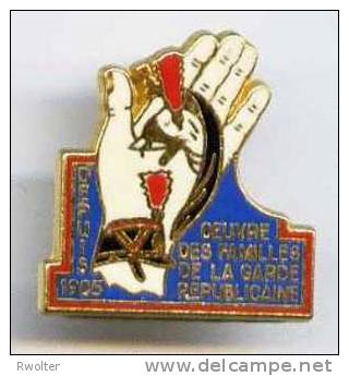 @+ Pin´s  Oeuvre Des Familles De La Garde Républicaine - Gendarmerie - Polizia