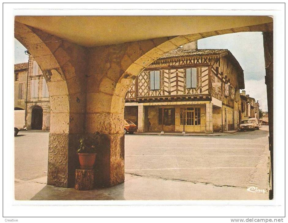 DAMAZAN.Place Armand-Fallières.Les Arcades(pliés,voir Scan) - Damazan