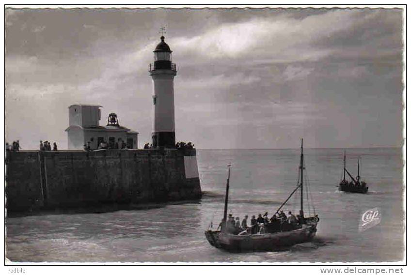 Carte Postale 76.le Tréport Le Phare Départ Pour La Pêche Trés Beau Plan - Le Treport