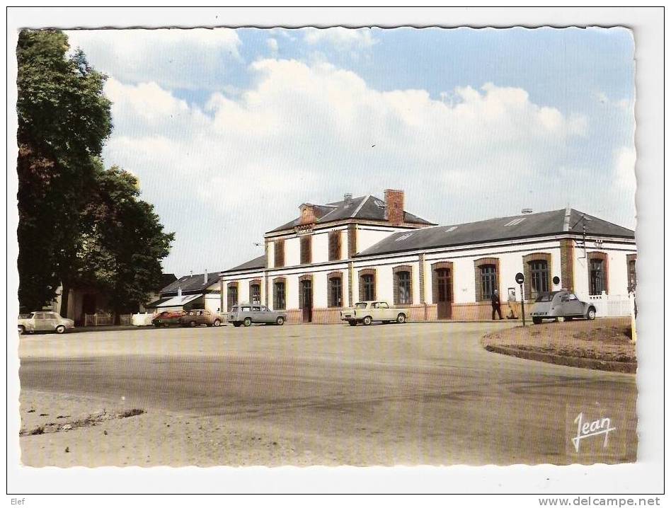 CARHAIX (Finistère) : La Gare ; Auto Peugeot 403, 404 , Belle 2 Cv Citroen ; Fin Années 50 , TB - Carhaix-Plouguer