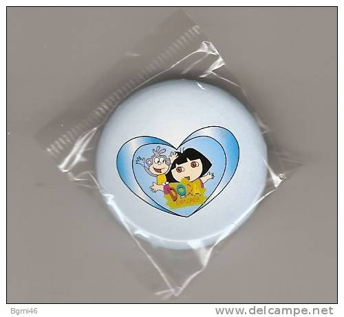 * Badge..DORA  ( Voir Les 2 Scans) - Altri & Non Classificati