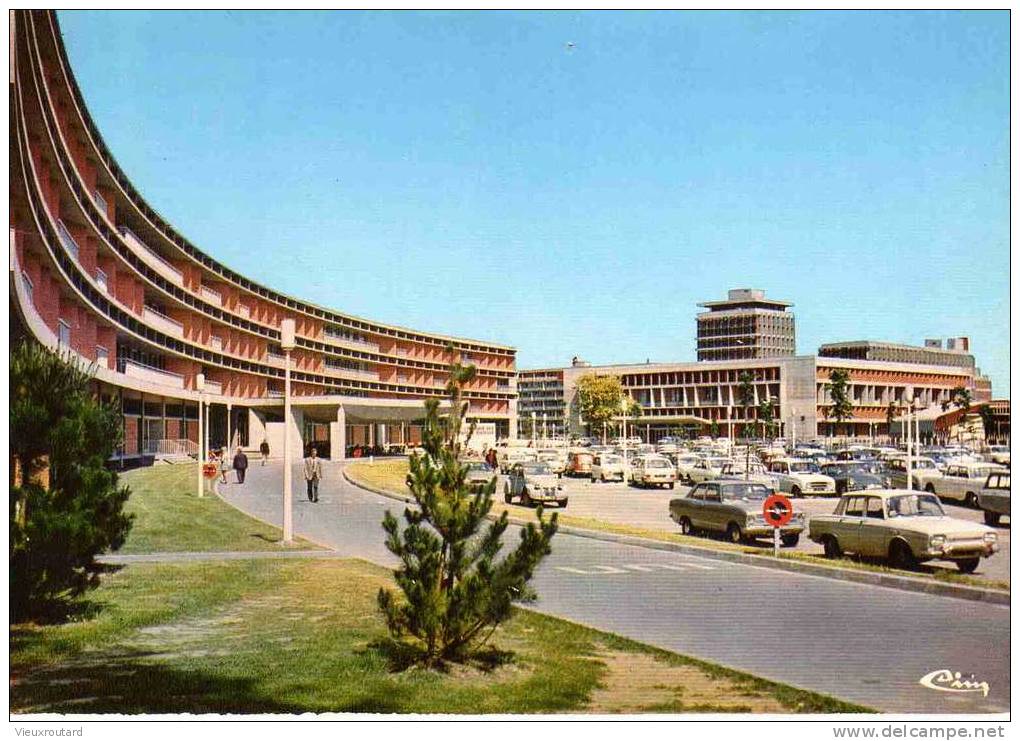 CPSM. TOULOUSE. LES NOUVELLES FACULTES (DROIT. SCIENCES SOCIALES).VOITURES. DATEE 1975. FLAME. - Toulouse