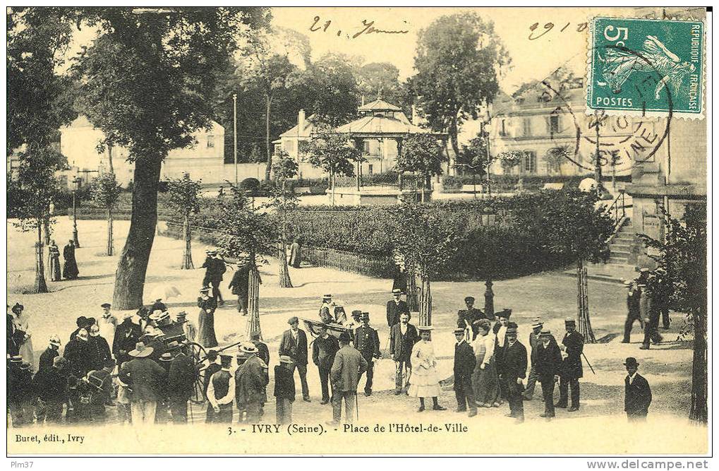 IVRY SUR SEINE - Place De L'Hotel De Ville Animée - Circulé 1910 - Ivry Sur Seine