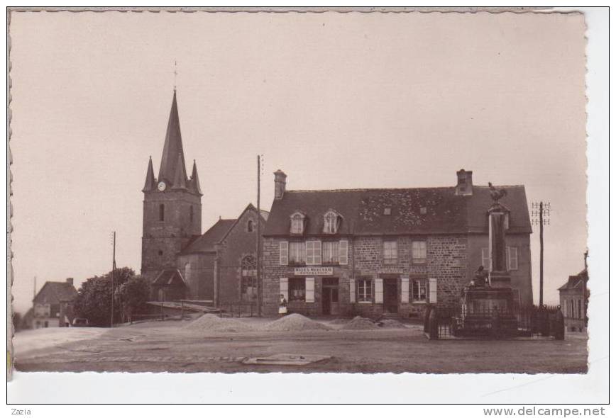 61.102/ JUVIGNY SOUS ANDAINES - L'église Et La Place (cpsm N°2) - Juvigny Sous Andaine